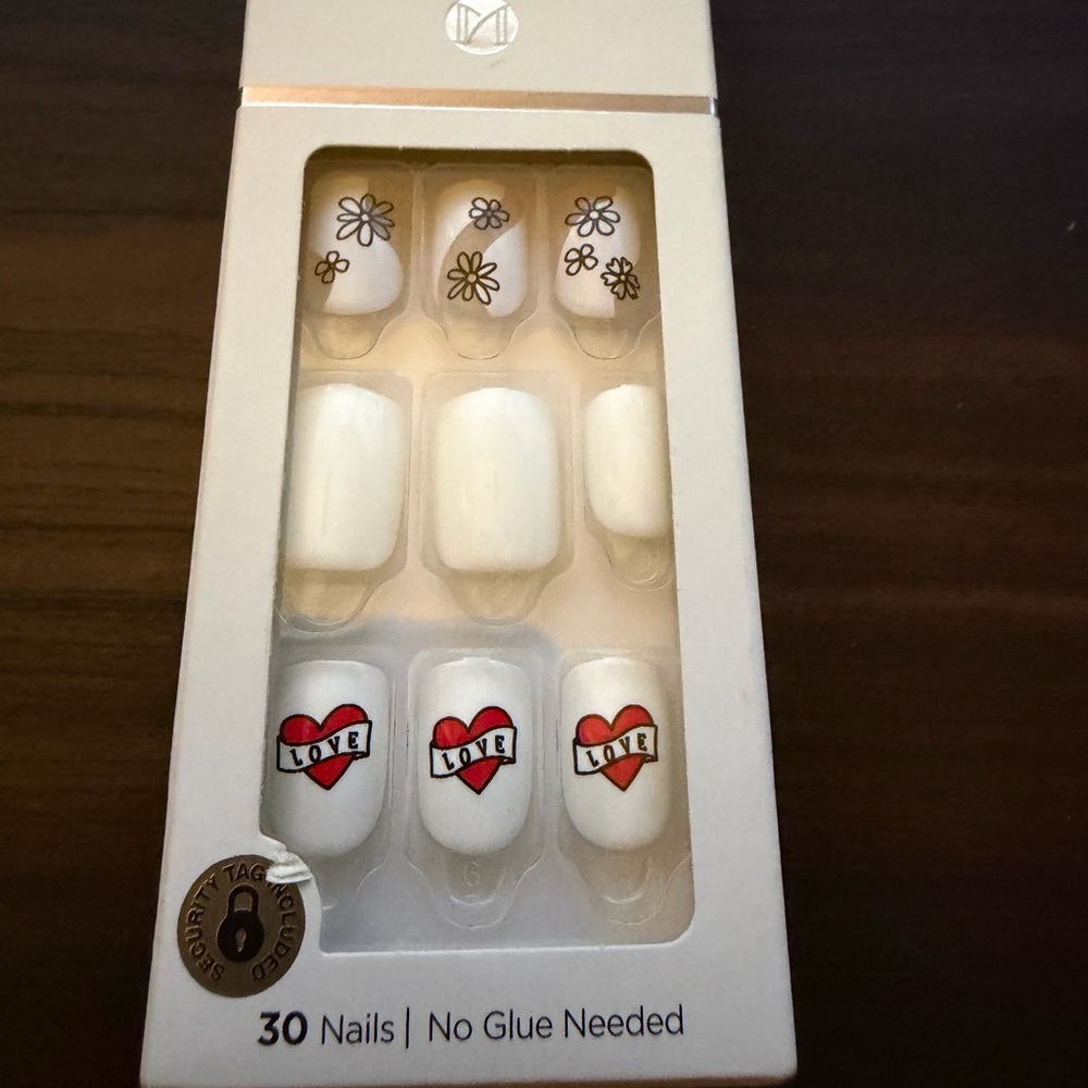 imPRESS White Press-On Nails with Red 'LOVE' Hearts and Gold Daisy Details